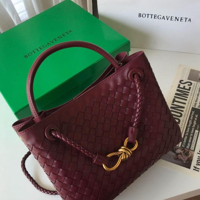 شنطة فيونكة – مستوحاة من تصميم BOTTEGA VENETA